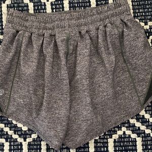 Lululemon Hotty Hot Running Shorts Sz 4, 2.5”